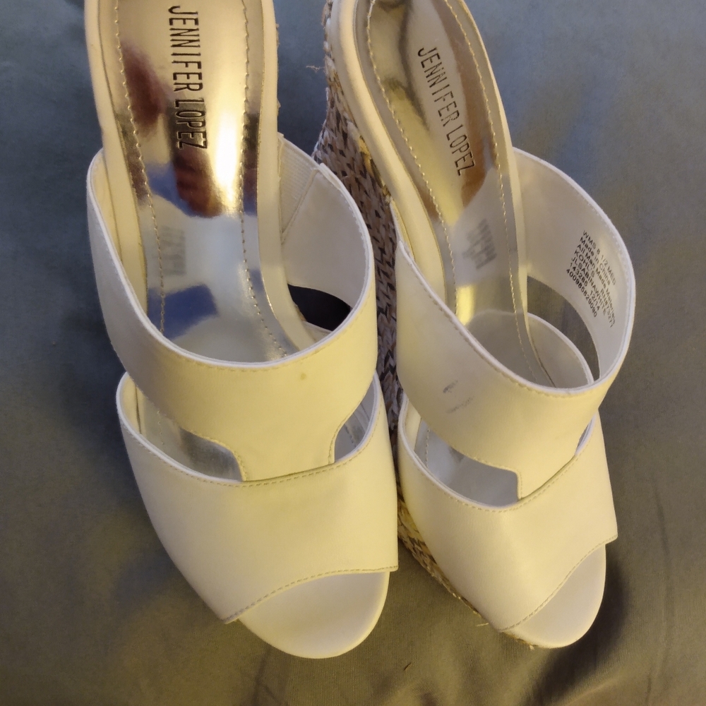 NEW J-LO WHITE WEDGED SHOES